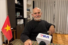 Journalist Martín Hacthoun, Chief Representative of Prensa Latina in Argentina, grants an interview to a VNA correspondent in Buenos Aires. (Photo: VNA)