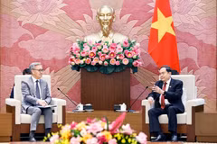 National Assembly Chairman Tran Thanh Man (R) and Lao Minister of Foreign Affairs Thongsavanh Phomvihane in Hanoi on December 18 (Photo: VNA)