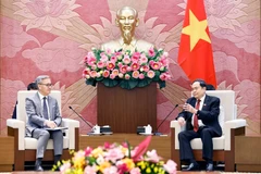 National Assembly Chairman Tran Thanh Man (R) and Lao Minister of Foreign Affairs Thongsavanh Phomvihane in Hanoi on December 18 (Photo: VNA)