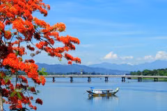 The romantic beauty of the Huong (Perfume) River. (Photo: VNA)