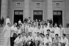 President Ho Chi Minh and journalists (Photo: VNA)