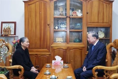 Party General Secretary To Lam (right) talks with Ngo Thi Man, the widow of Nguyen Phu Trong (Photo: VNA)