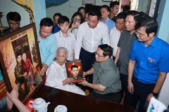 Prime Minister Pham Minh Chinh visits Heroic Vietnamese Mother Dao Thi Vui, aged 102, in Hai Lang commune, Quang Tri province (Photo: VNA)