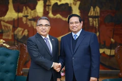 Prime Minister Pham Minh Chinh (R) and outgoing Philippine Ambassador Meynardo Los Baños Montealegre during their meeting in Hanoi on January 3, 2026 (Photo: VNA)