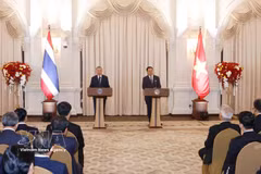 General Secretary of the Communist Party of Vietnam Central Committee and President of Vietnam To Lam (left) and Thai Prime Minister Anutin Charnvirakul meet with the press in Bangkok on May 28 to announce the outcomes of their talks. (Photo: VNA)