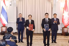 General Secretary of the Communist Party of Vietnam Central Committee and President of Vietnam To Lam and Prime Minister of Thailand Anutin Charnvirakul witness the exchange of an Action Programme for implementing the Vietnam-Thailand Comprehensive Strategic Partnership for the 2026-2031 period on May 28. (Photo: VNA)