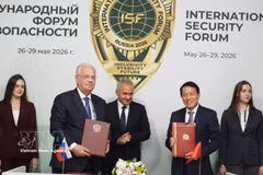 Minister of Public Security General Luong Tam Quang and Dmitry Shugaev, Director of Russia’s Federal Service for Military-Technical Cooperation sign a cooperation agreement. (Photo: VNA)