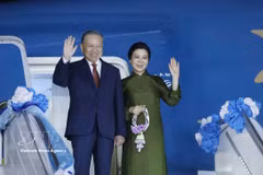 General Secretary of the Communist Part of Vietnam Central Committee and State President To Lam and his spouse, Ngo Phuong Ly, at Don Mueang International Airport on May 28, as they concluded their visit to Thailand and departed for Singapore. (Photo: VNA)