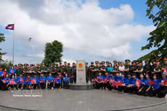 Young military officers from Vietnam, Laos and Cambodia visit the tri-border marker in Quang Ngai province on May 28. (Photo: VNA)