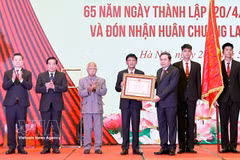 National Assembly Chairman Tran Thanh Man presents the President’s first-class labour order to the Council for Ethnic Affairs of the National Assembly in Hanoi on May 28, 2026. (Photo: VNA)