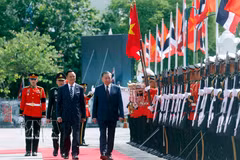 General Secretary of the Communist Party of Vietnam Central Committee and President of Vietnam To Lam (R) and Thai Prime Minister Anutin Charnvirakul review the Guard of Honour of the Royal Thai Armed Forces. (Photo: VNA)