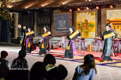 Traditional Vietnamese music performance is a highlight of night tours to Van Mieu – Quoc Tu Giam (Temple of Literature) in Hanoi. (Photo: VNA)