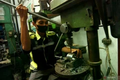  A worker makes components for heavy equipment and vehicles in Tegal, Central Java, on May 28, 2024. ( Photo: Antara)