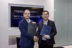 Lim Mingcheng (left), Singapore country head of ST Telemedia Global Data Centres, and Kenny Sng, chief technology officer of SuperX AI Technology. (Photo: STT GDC)