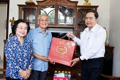 Chairman of the National Assembly Tran Thanh Man (R) visits and extends New Year greetings to the family of Truong My Hoa, former Vice President and former Vice Chairwoman of the National Assembly, in Ho Chi Minh City on January 25. (Photo: VNA)