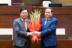 National Assembly Chairman Tran Thanh Man (R) presents flowers to congratulate new Minister of Home Affairs Nguyen Tien Hai. (Photo published by VNA)