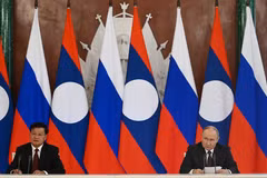 Russian President Vladimir Putin and Laos President Thongloun Sisoulith make statements following their talks. (Photo: en.kremlin.ru)