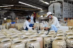 A household pottery company in Bat Trang Village in Hanoi produces ceramic goods (Photo: hanoimoi.vn)