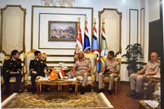 The meeting between Vietnamese Minister of National Defence General Phan Van Giang and his Egyptian counterpart, General Abdel Mageed Saqr in Cairo on August 4. (Photo published by VNA)