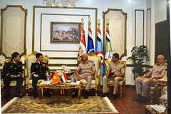 The meeting between Vietnamese Minister of National Defence General Phan Van Giang and his Egyptian counterpart, General Abdel Mageed Saqr in Cairo on August 4. (Photo published by VNA)