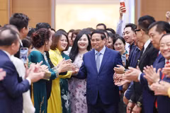 Prime Minister Pham Minh Chinh (centre) meets with business representatives on the occasion of Vietnamese Entrepreneurs Day (Photo: VNA)