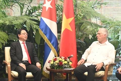 First Secretary of the Communist Party of Cuba Central Committee and President of Cuba Miguel Díaz-Canel Bermúdez (right) receives Deputy Prime Minister Ho Quoc Dung. (Photo: VNA)