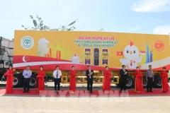 The ribbon-cutting ceremony marking the export of C.P. Vietnam's first container shipment to Singapore. (Photo: VNA) 