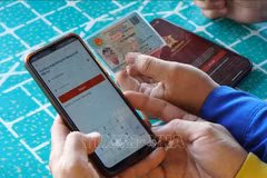 A person accesses online public services via the VNeID application. (Photo: VNA)