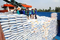 Loading rice for export (Photo: VNA)