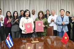Vietnamese Deputy Minister of Industry and Trade Phan Thị Thang and Cuban Vice Minister of International Trade and Foreign Investment Deborah Rivas Saavedra sign the meeting's minutes (Photo: VNA)
