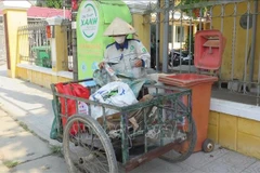 Nguyen Thi Vang is the oldest member of the scrap-collecting cooperative group in An Dong ward in Hue city. (Photo: VNA)