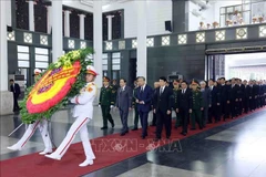 A delegation of the Party Central Committee, led by Party General Secretary To Lam, pays tribute to General Nguyen Quyet. (Photo: VNA)