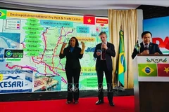 Vietnamse Ambassador to Brazil Bui Van Nghi (first, right) speaks at a meeting with the Mayor Ze Pequeno of Davinopolis city (Photo: Vietnamese Embassy in Brazil)