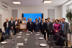Peter Jankowitsch (front row, 3rd from left), Honorary President of the Austria–Vietnam Society and members of the society pose for a commemorative photograph with Vietnamese Ambassador to Austria Vu Le Thai Hoang (front row, 4nd from left) and representatives of the Vietnam–Austria Friendship Association. (Photo: Published VNA)