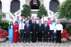 Do Van Chien, Politburo member, Secretary of the Party Central Committee and President of the Vietnam Fatherland Front (VFF) Central Committee (fourth from left, first row) and Nguyen Nang, Archbishop of the Ho Chi Minh City Archdiocese and President of the Catholic Bishops’ Conference of Vietnam (fifth from left, first row) pose for a photo with others. (Photo: VNA)