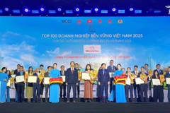 Prudential Vietnam representative receives the CSI100 Award 2025. (Photo: Courtesy of Prudential Vietnam)
