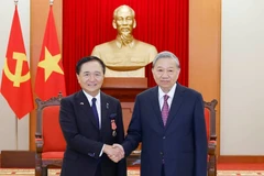 Party General Secretary To Lam (R) receives Kuroiwa Yuji, Governor of Kanagawa prefecture in Hanoi on November 15. (Photo: VNA)