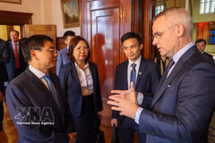 Deputy Prime Minister Nguyen Van Thang (L) and René van Vlerken, CEO of Euronext Amsterdam in the Netherlands on July 31, 2026. (Photo: VNA)