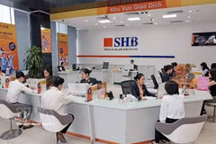 Transactions at a branch of SHB in Hanoi. (Photo: VNA) 