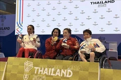 Powerlifter Dang Thi Linh Phuong (second, right) wins a gold medal in the women’s event at the 13th ASEAN Para Games on January 22. (Photo: VNA)
