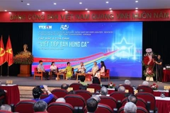 The hybrid seminar, titled “Viet tiep ban hung ca” (Continuing to write the heroic epic), is an activity to mark the 50th anniversary of the Liberation of the South and National Reunification (April 30, 1975-2025). (Photo: VNA)