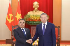 Party General Secretary To Lam (right) receives Philippine Ambassador to Vietnam Meynardo Los Banos Montealegre in Hanoi on April 24. (Photo: VNA)