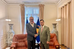 Vietnamese Ambassador to France Trinh Duc Hai (R) meets with Taylan Coskun, Politburo member of the French Communist Party (PCF) overseeing relations with Vietnam. (Photo: VNA)
