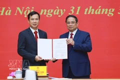 Prime Minister Pham Minh Chinh presents the appointment decision to Bui The Duy, who now serves as Director of the Vietnam National University, Hanoi. (Photo: VNA)
