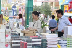 Visitors to the 2026 Lunar New Year Book Street Festival (Photo: VNA)