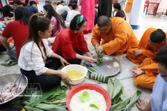 Novice monks at Pho Phuoc pagoda in Thailand are very interested in learning about Vietnamese culture, customs, and traditional Lunar New Year practices through making banh chung and banh tet. (Photo: VNA)