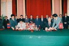 Then State President Le Duc Anh (right) and then Mongolian President Punsalmaagiin Ochirbat sign the Vietnam-Mongolia joint statement in Hanoi in March 1994. (Photo: VNA)