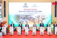 Delegates press the buttons to inaugurate the Soc Son Waste-to-Energy Plant (Photo: VNA)