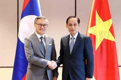 Vietnamese Foreign Minister Le Hoai Trung (R) and his Lao counterpart Thongsavanh Phomvihane at the 12th Vietnam–Laos political consultation at the foreign ministerial level in Hanoi on December 18, 2025 (Photo: VNA)