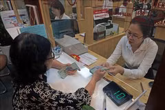 A customer conducts transaction at an Agribank office in Hanoi. (Photo: VNA)
